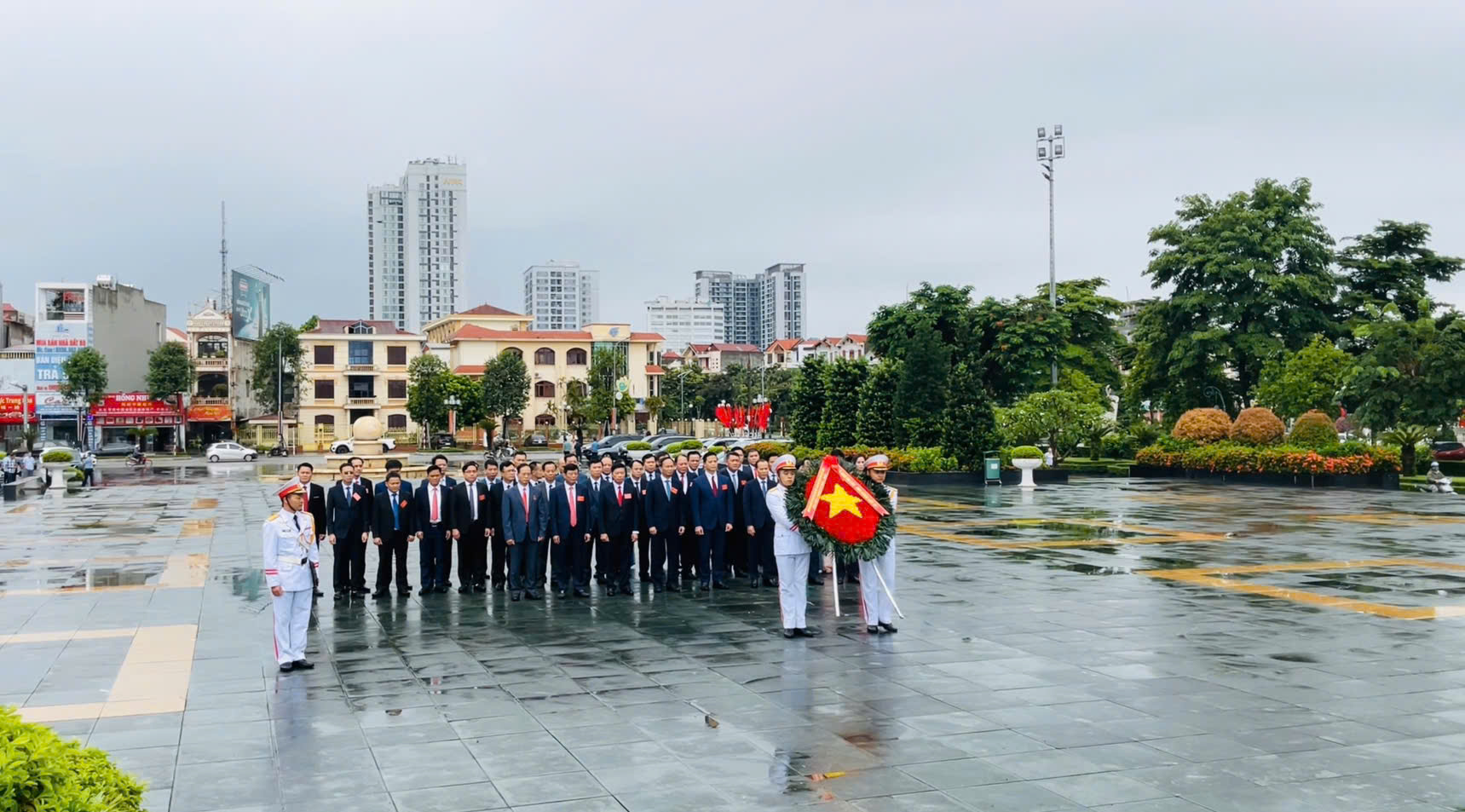 Đoàn Đại biểu Đảng bộ UBND tỉnh viếng đài tưởng niệm các anh hùng liệt sỹ