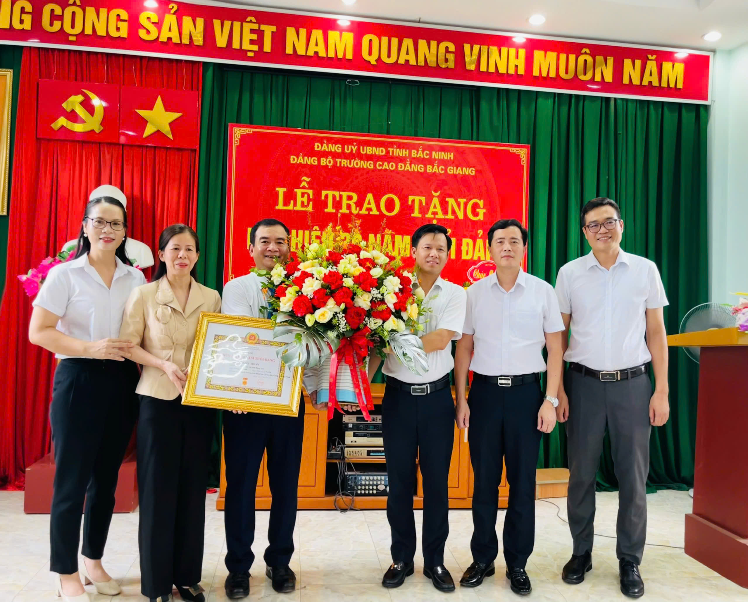 Đảng ủy Trường Cao đẳng Bắc Giang tổ chức Lễ trao tặng Huy hiệu Đảng đợt 02/9