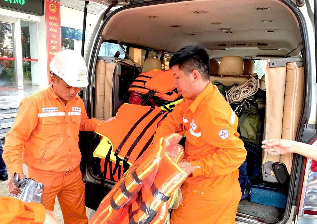 Đội xung kích các Điện lực khu vực Nam sông Cầu hỗ trợ khắc phục sự cố lưới điện tại xã Yên Thế