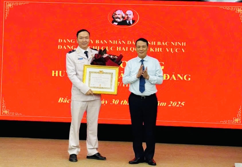 Trao tặng Huy hiệu 30 năm tuổi đảng cho đồng chí Hà Châu Hưng|https://dangboubndtinh.bacninh.dcs.vn/chi-tiet-tin-tuc/-/asset_publisher/M0UUAFstbTMq/content/trao-tang-huy-hieu-30-nam-tuoi-ang-cho-ong-chi-ha-chau-hung