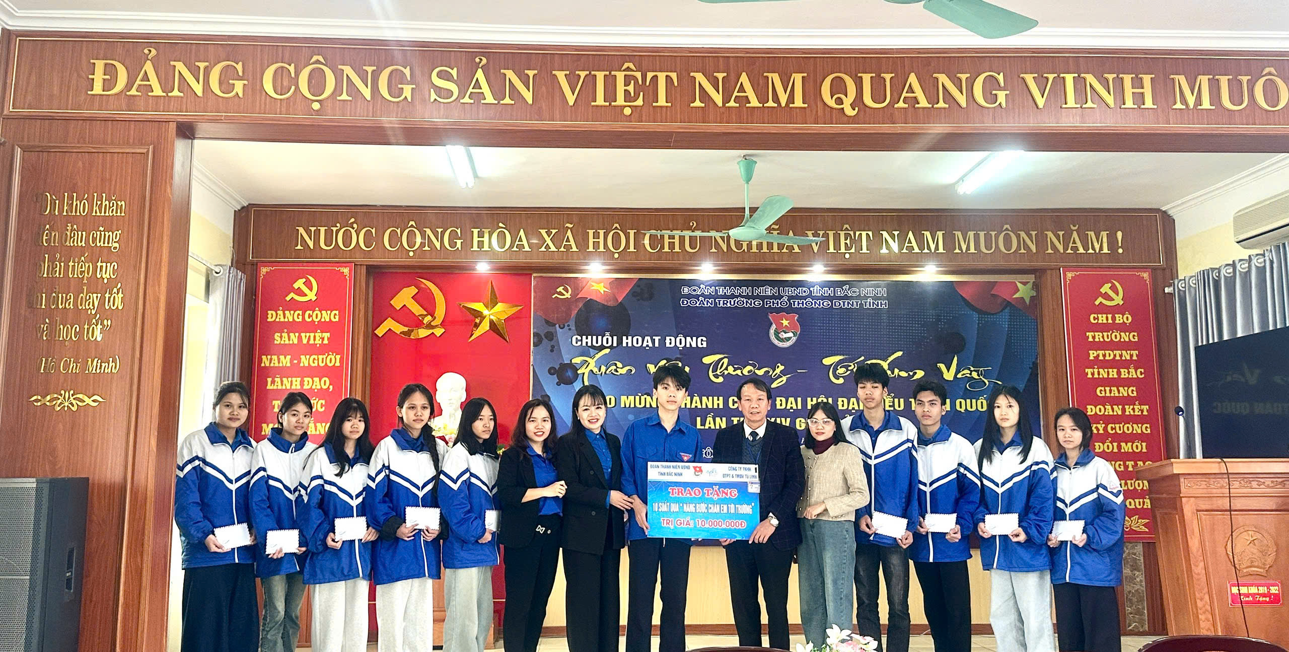 Đoàn Thanh niên UBND tỉnh: các hoạt động an sinh xã hội và tập huấn chuyển đổi số chào mừng thành...