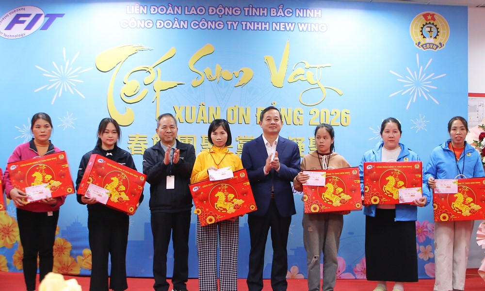 Chủ tịch UBND tỉnh Phạm Hoàng Sơn thăm, tặng quà Tết cho công nhân có hoàn cảnh khó khăn