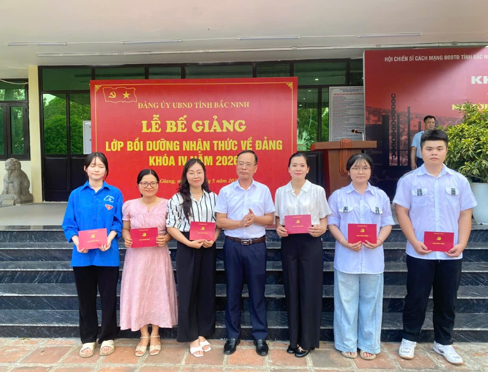 Đảng ủy UBND tỉnh Bắc Ninh: Tổ chức Lễ Bế giảng Lớp bồi dưỡng nhận thức về Đảng khoá IV năm 2026