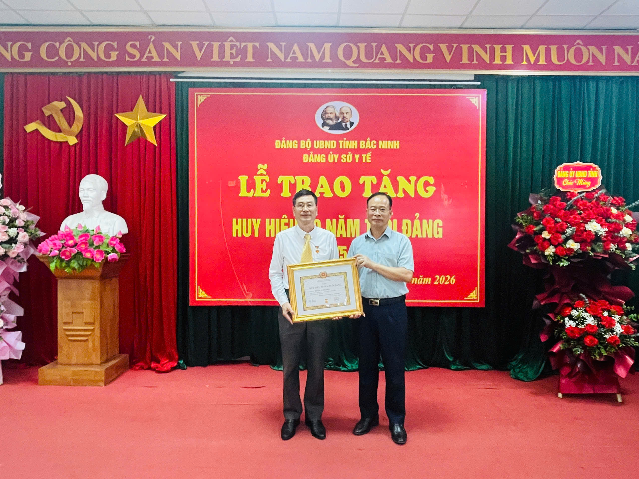 Đảng ủy Ủy ban nhân dân tỉnh trao Huy hiệu Đảng đợt 19/5/2026