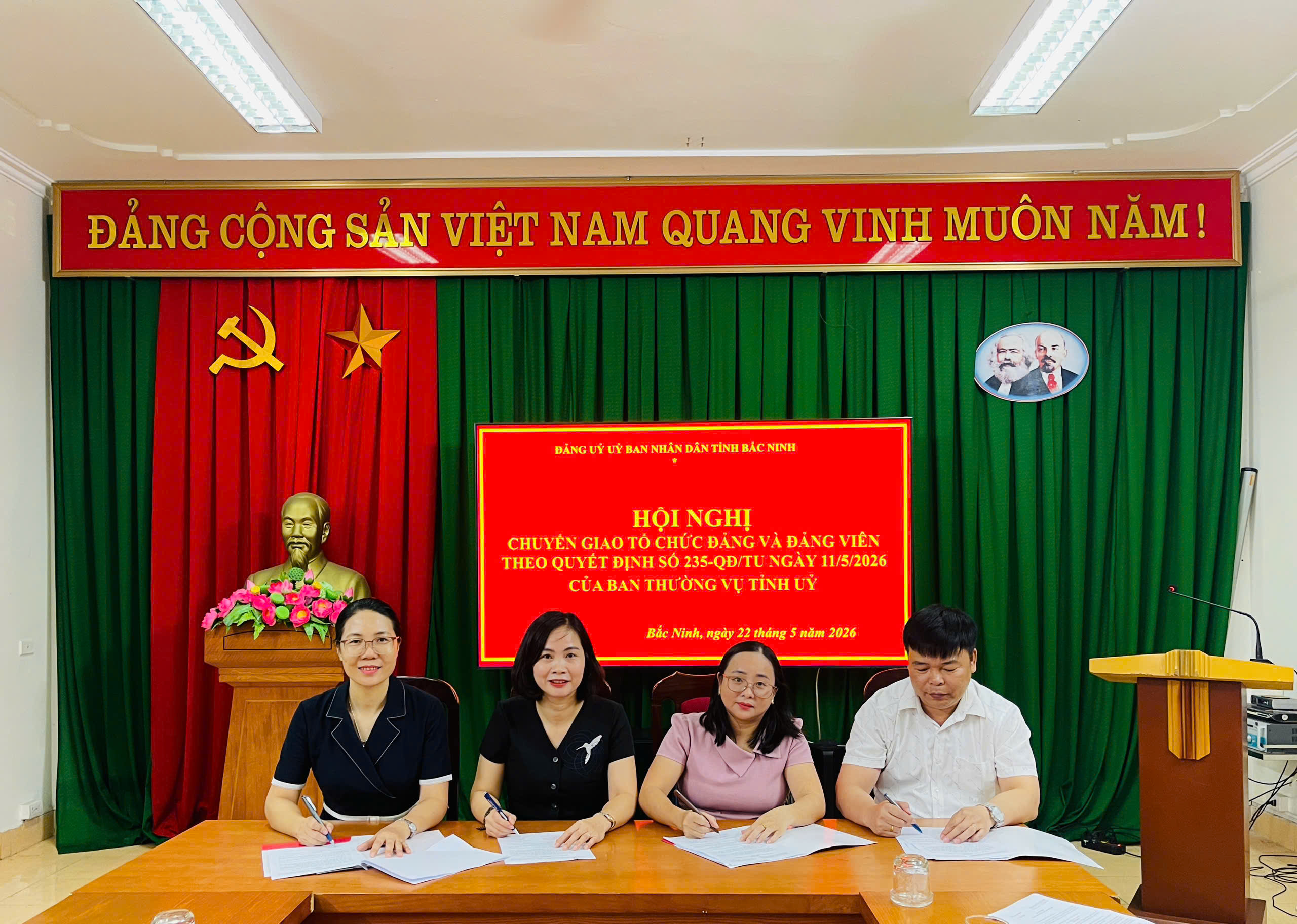 Đảng ủy UBND tỉnh tổ chức chuyển giao tổ chức đảng và đảng viên